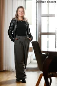 Sina Escort Dame Calw Casual in Hose und Hoodie Kunstlederjacke